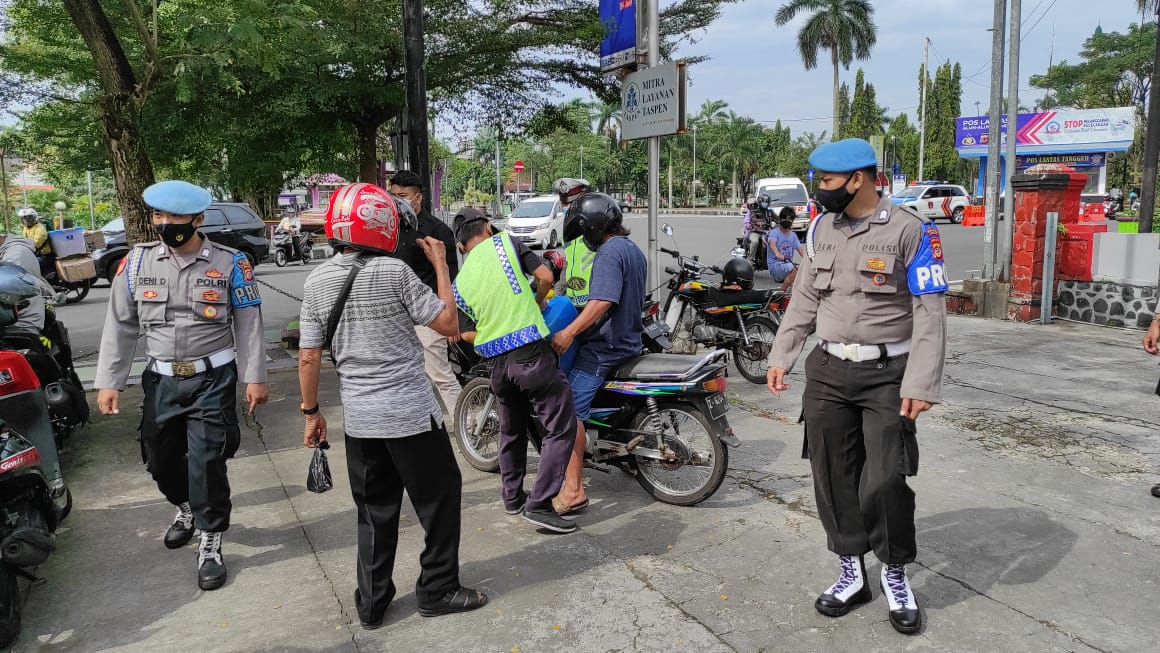 Peduli Masyarakat, Polres Ciamis Himbau Warga yang Berada di Alun-Alun