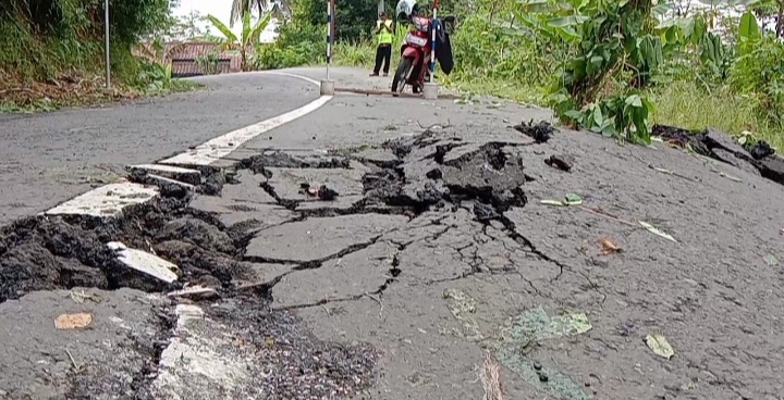 Amblasnya Jalan Kabupaten di Desa Panulisan Timur Kecamatan Dayeuhluhur
