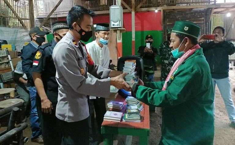 Bersama Ormas BBC, Kapolsek Cangkuang Polresta Bandung Polda Jabar Berikan Bantuan Al-Quran 