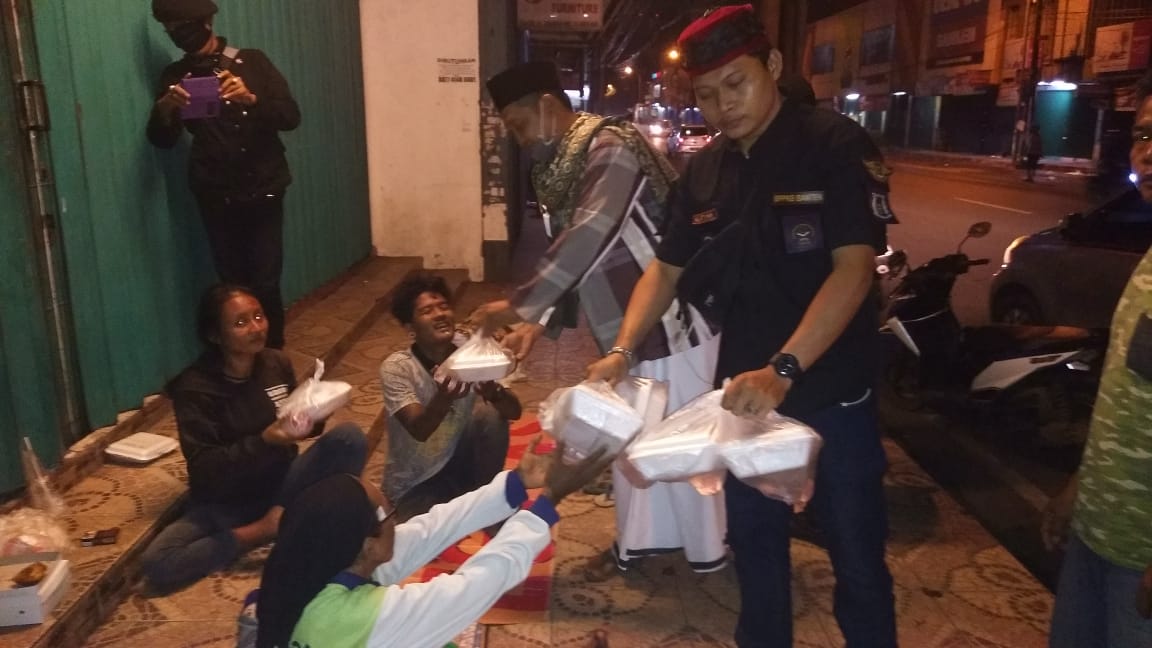 BPPKB Banten DPAC Bekasi Selatan Berbagi Makanan Dengan Kaum Dhuafa dan Tuna Wiswa