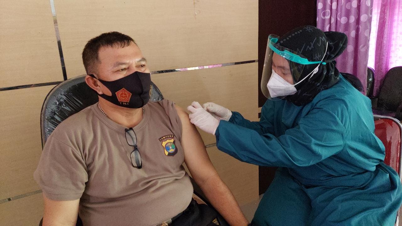 Polres Tanggamus Bersama Dinkes Vaksinasi 50 Personel yang Tertunda