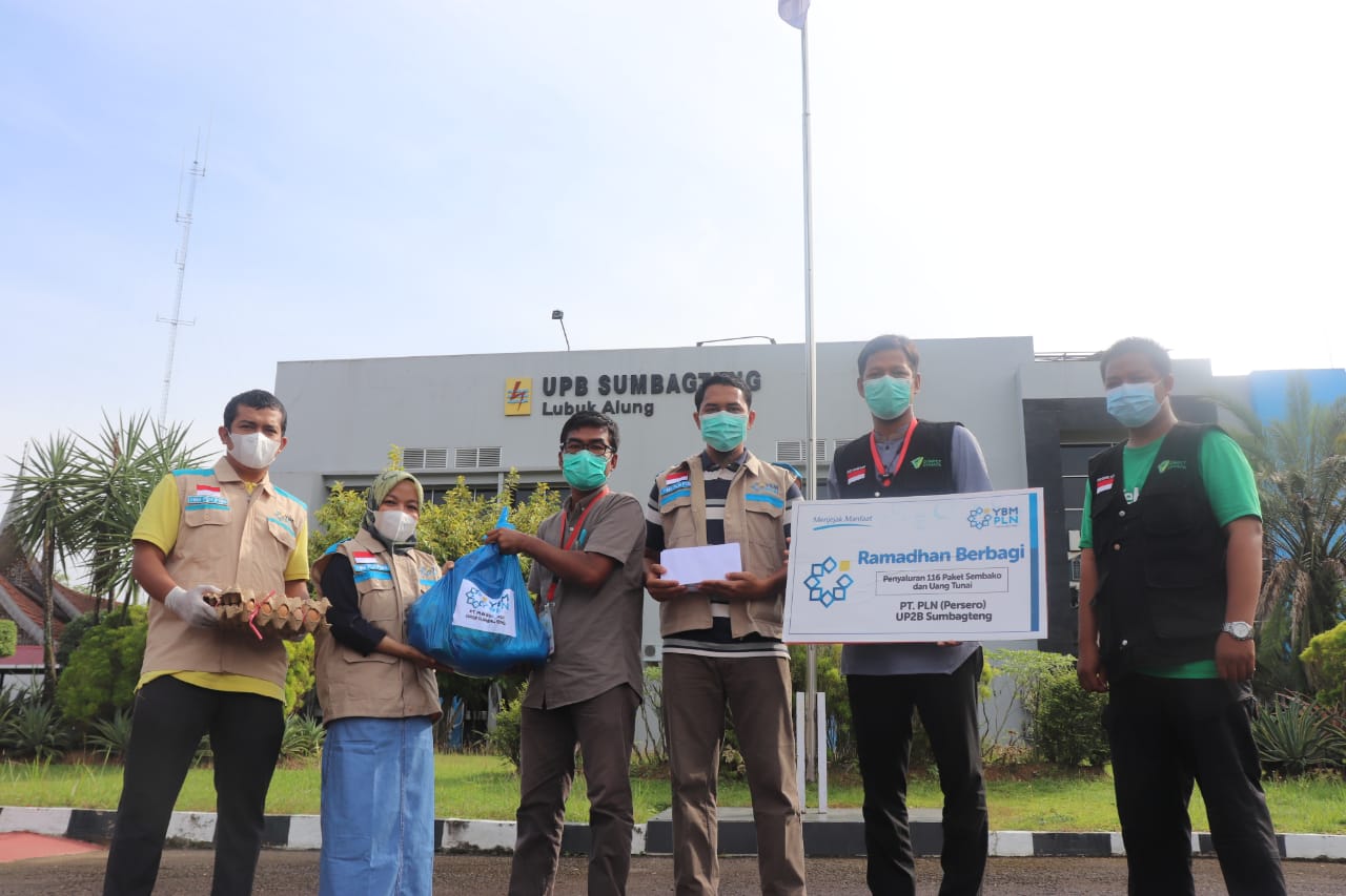 Program Ramadhan Berbagi, YBM PLN UP2B Sumbagteng Gandeng DD Singgalang Bagikan Sembako dan Uang Santunan