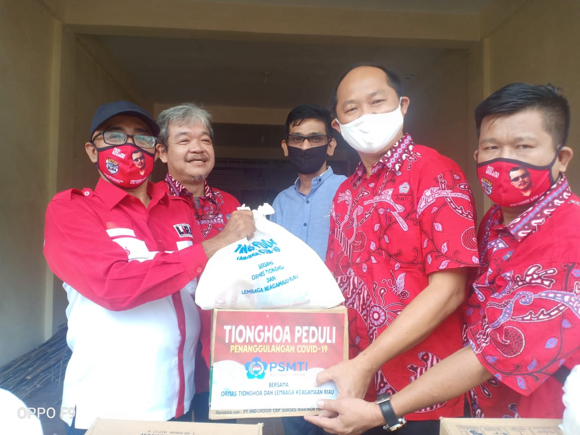 PSMTI Pekanbaru Serahkan Paket Sembako Kepada DPW LSM LIRA Riau Untuk dibagikan Kemasyarakat Terdampak Covid-19 