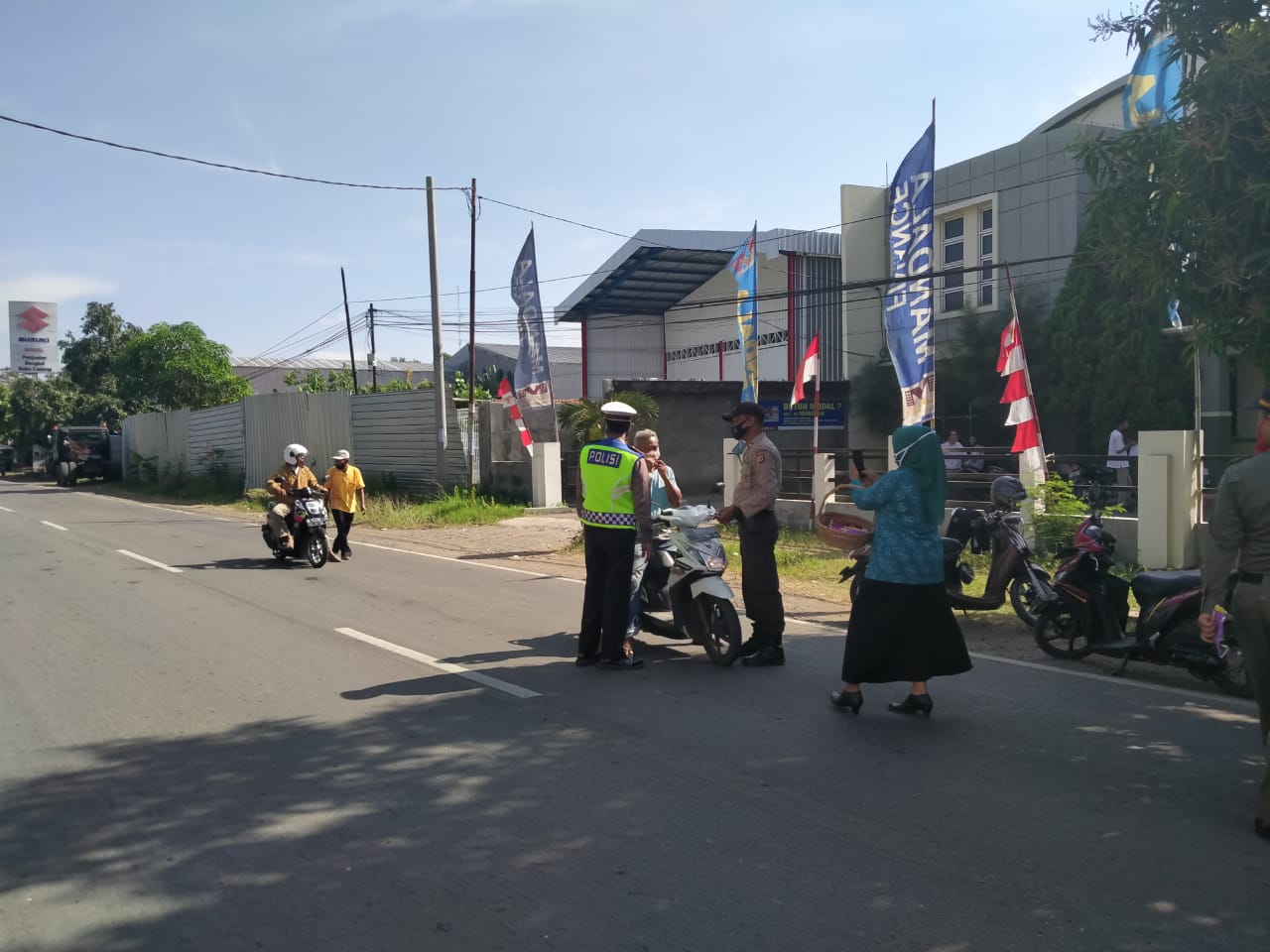 Gebyar 2,5 Juta Masker, Polsek Bersama Muspika Widasari Bagikan Masker Pada Pengguna Jalan