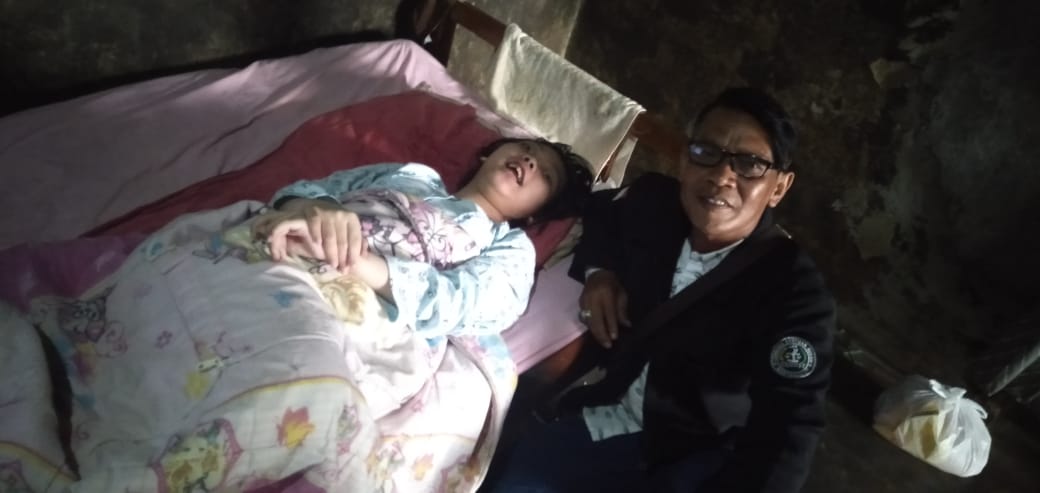 Mega Mutiara, Sudah 15 Tahun Hanya Bisa Menangis Dan Berbaring di Tempat Tidur