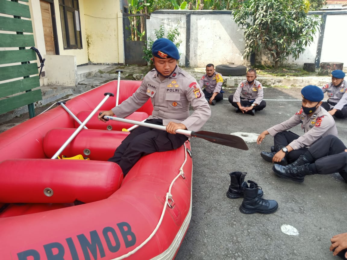Hadapi Kemungkinan Bencana, Sat Brimob Polda Jabar Latihan SAR