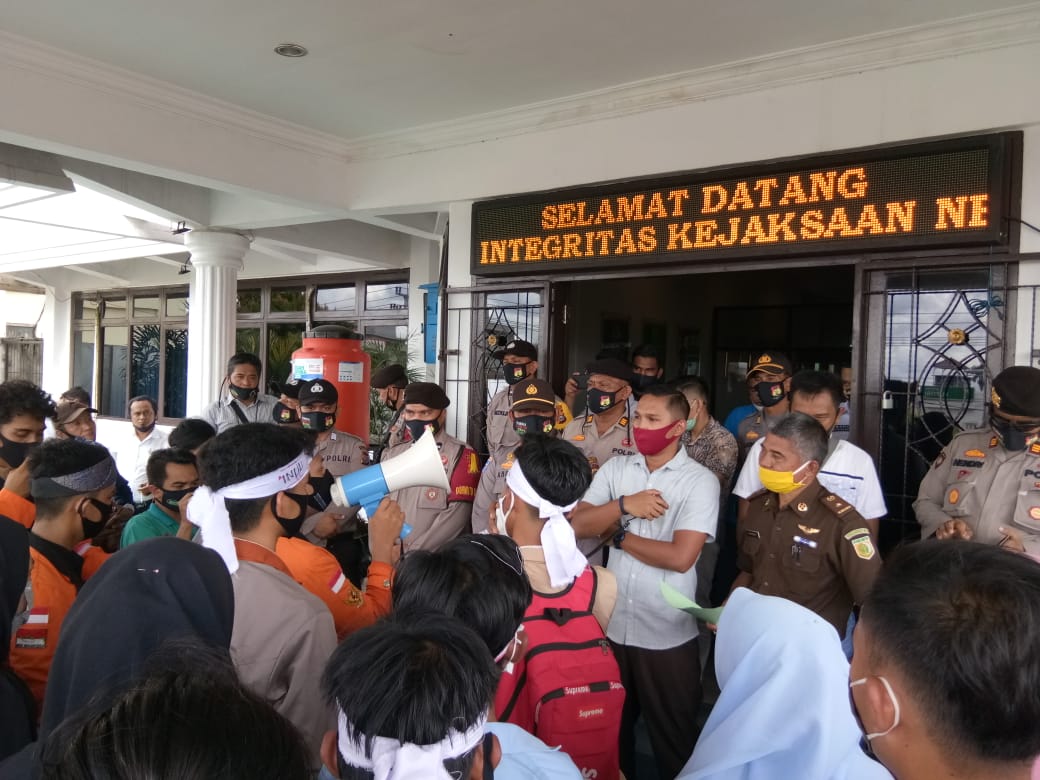 Puluhan Massa Dalam Koalisi BEM bersama Ikatan Mahasiswa Inhu Lakukan Aksi Unjuk Rasa di Kejari Inhu
