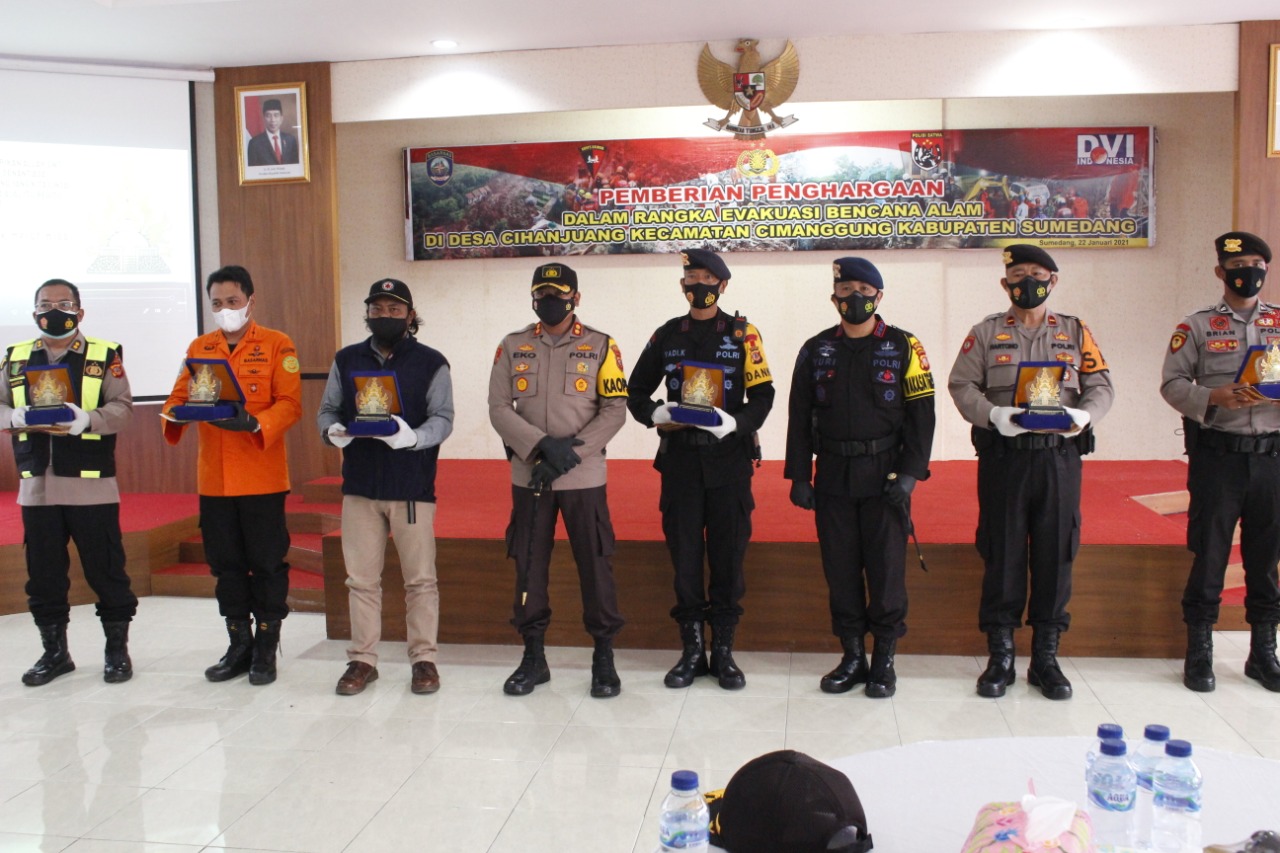 Kapolres Sumedang Berikan Penghargaan Kepada Tim Evakuasi Tanah Longsor Di Cimanggung