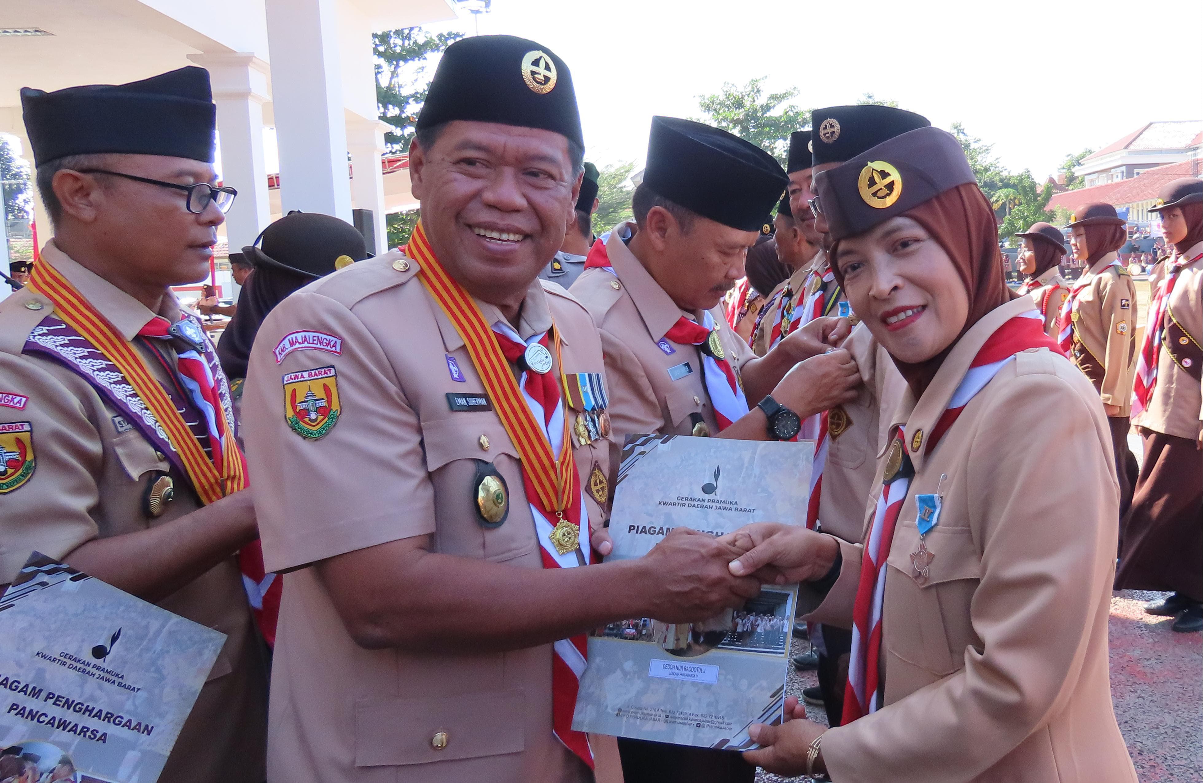 HUT Pramuka ke 63 Ketua Kwarcab Majalengka  Eman Suherman Terima Penghargaan Lencana Melati