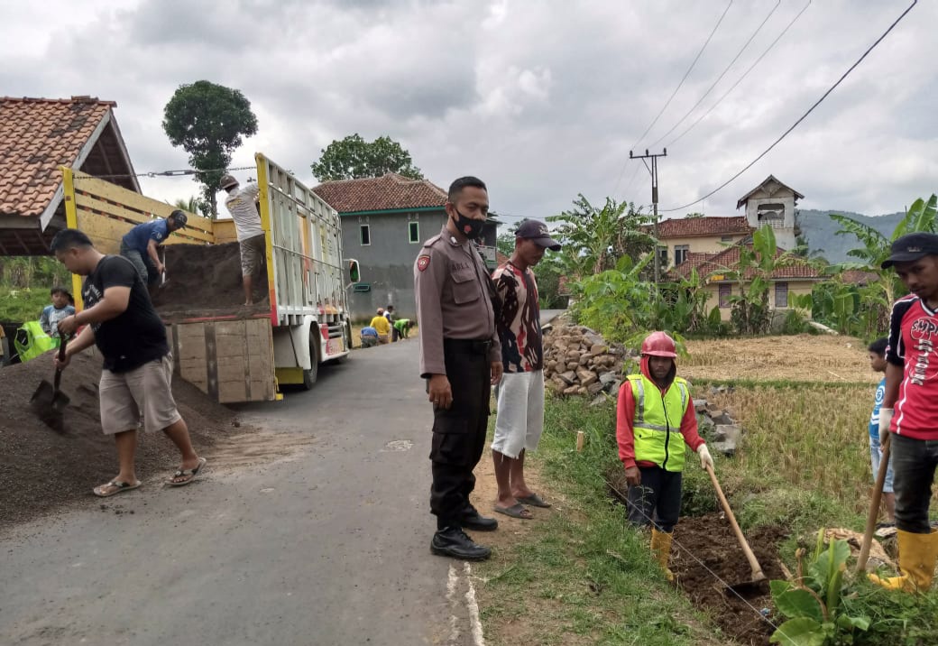 Bhabinkamtibmas Desa Tigaherang Ciamis, Monitoring Pembangunan