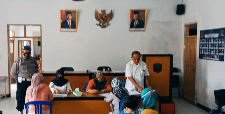 Polsek Dan Koramil Cihaurbeuti   Melaksanakan Pengawasan Dan Monitoring Bantuan Langsung Tunai (BLT) Di Desa Sukahahaji 