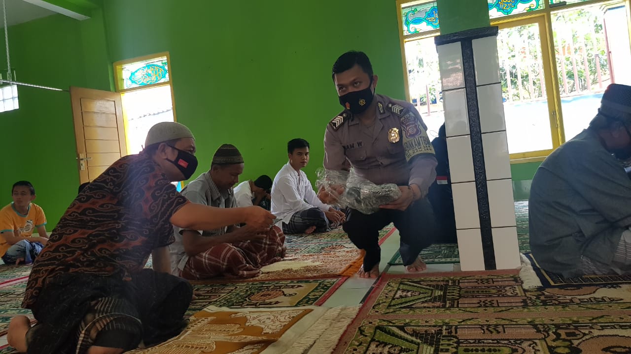 Wakapolres Banjar Melaksanakan Sholat Jumat di Masjid Al - Mubarokah Lingkungan Cibulan dan Sampaikan Imbauan Protokol kesehatan dan PPKM Skala Mikro 