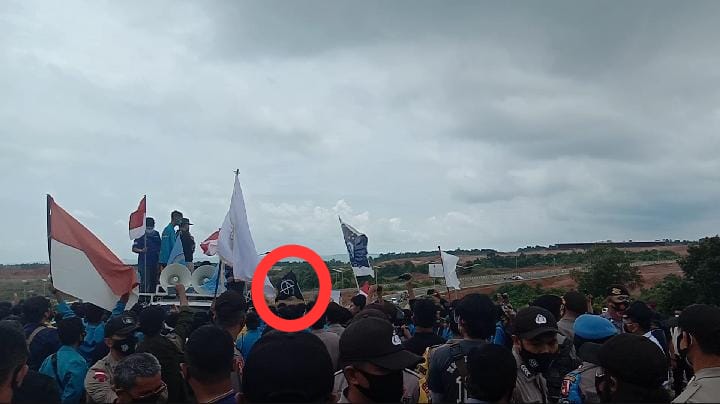 Berkibar Bendera Berlogo Anarko Pada Aksi Demonstrasi Mahasiswa Dan Buruh Di Depan Gedung DPRD Provinsi Kepri