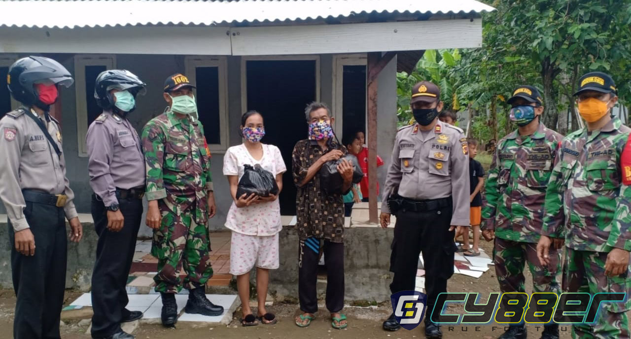 Anggota Polsek Cantigi Bagikan 150 Paket Sembako