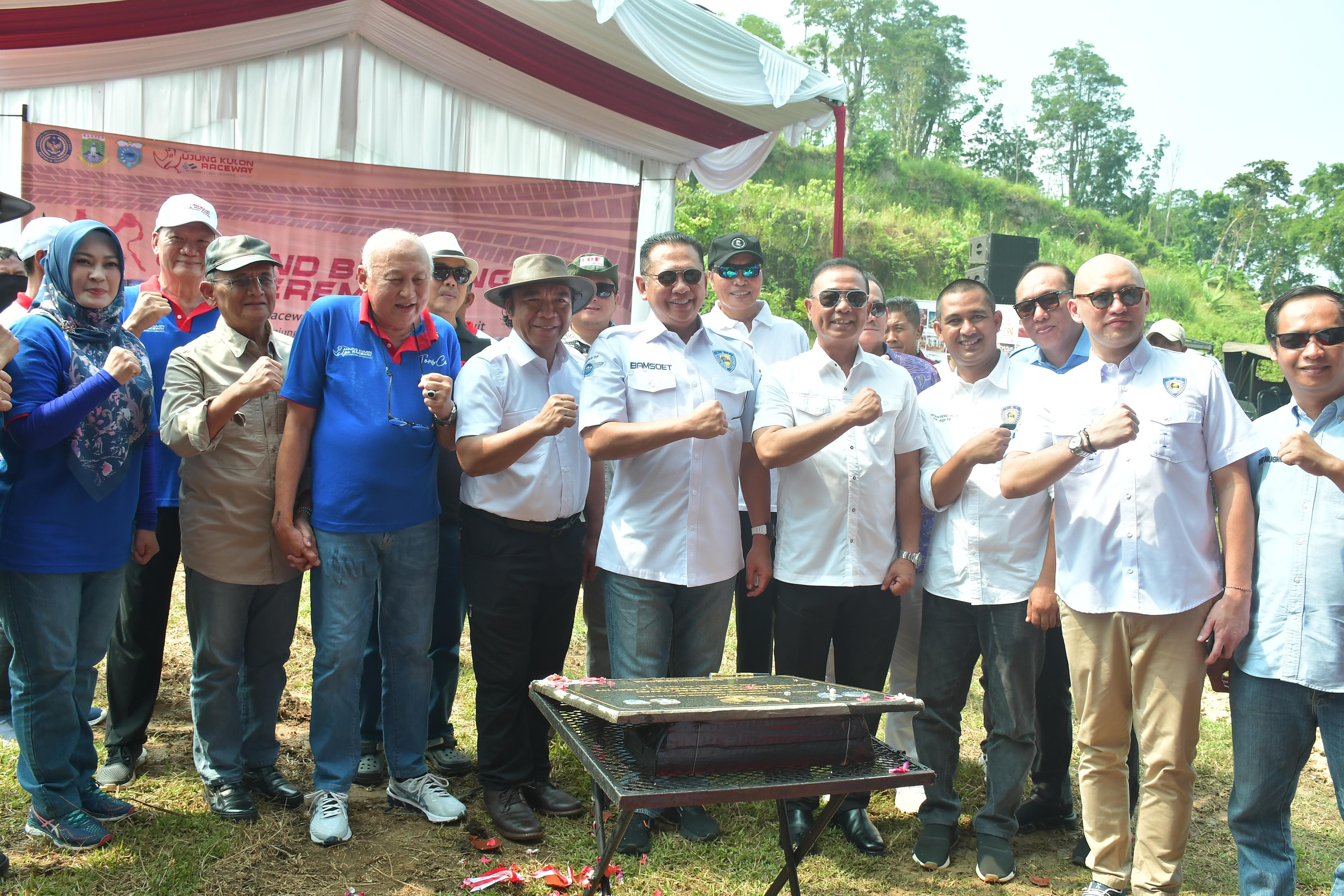 Pangkoarmada RI Bersama Ketua Umum HNSI Bakti Sosial di Kampung Bahari Nusantara Tanjung Lesung