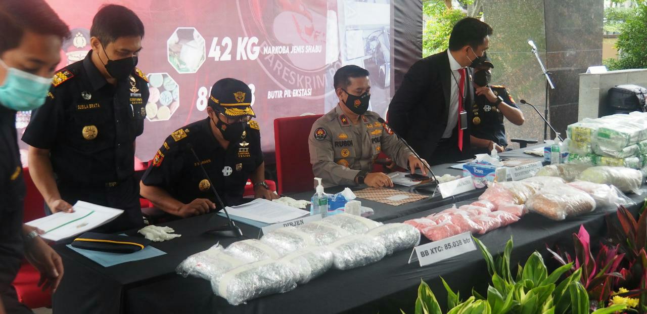 Seorang Warga Malaysia Edarkan 42,3 Kg Sabu dan 85 Ribu Ekstasi Berhasil Digagalkan Bea Cukai dan Bareskrim Polri 