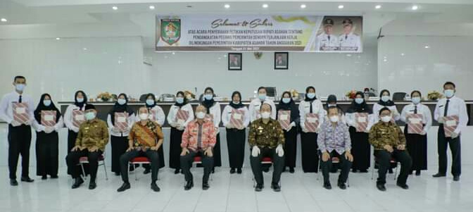 Wakil Bupati Asahan Serahkan Petikan Surat Keputusan Tentang Pengangkatan PPPK 