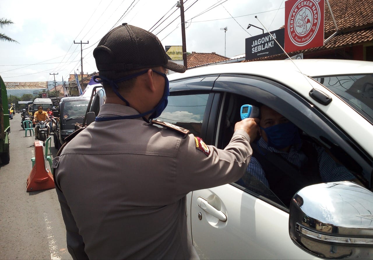 Pendisiplinan Protokol Kesehatan, Polsek Talaga Polres Majalengka Bagikan Masker Kepada Masyarakat