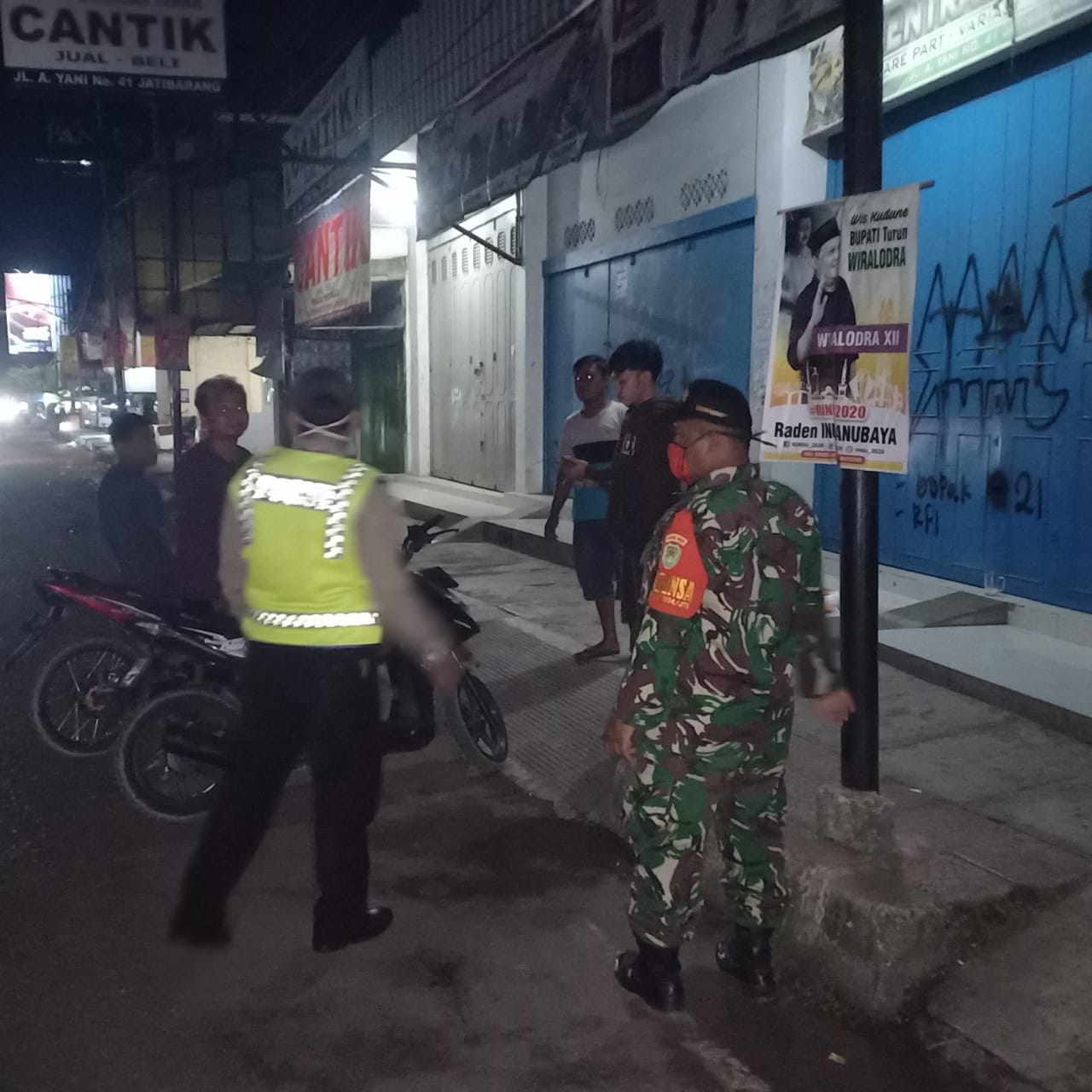 Kapolsek Jatibarang Pimpin Anggotanya Sisir Warung dan Bubarkan Kerumunan Massa