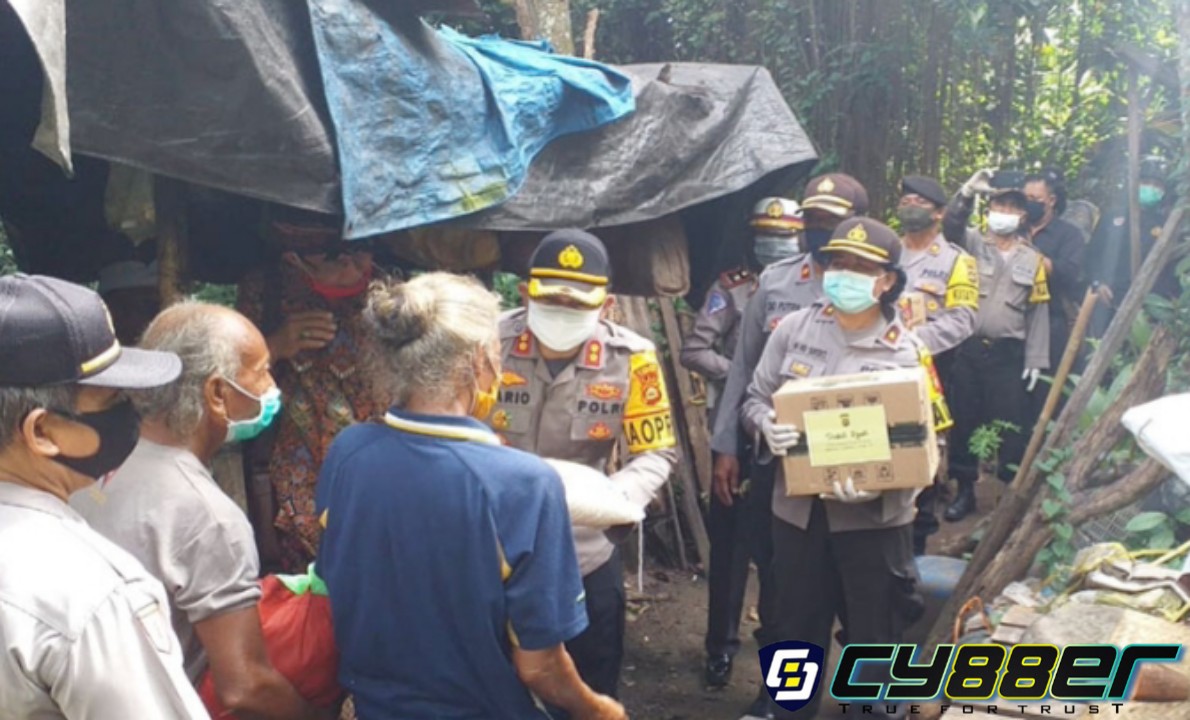 Polres Tabanan Bantu Sembako Tukang Sapu dan Warga Kurang Mampu