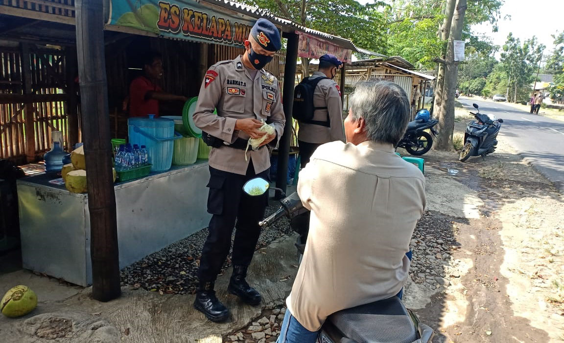 Sambut Hari Kemerdekaan RI ke-75 Personel Sat Brimob Polda Jabar Bagi-Bagi Masker Gratis
