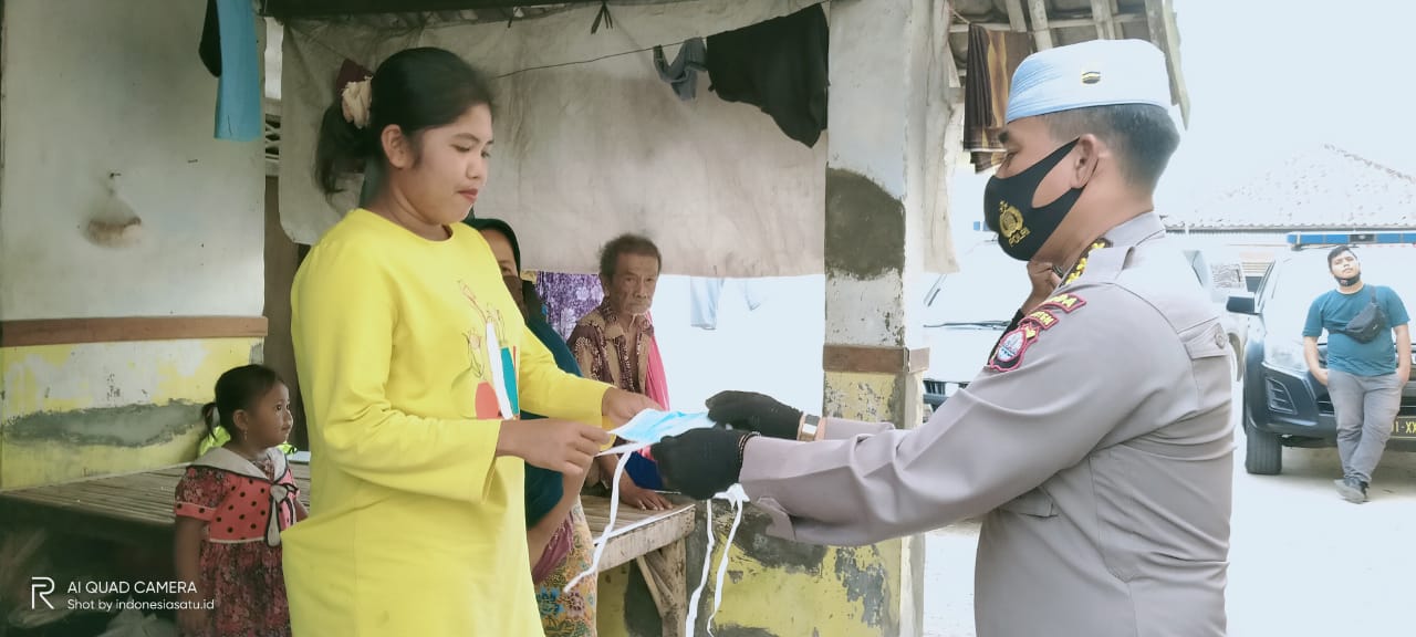 Bagikan Masker dan hand sanitizer, Tim Jumat Barokah Polda Banten Ajak masyarakat terapkan 3M
