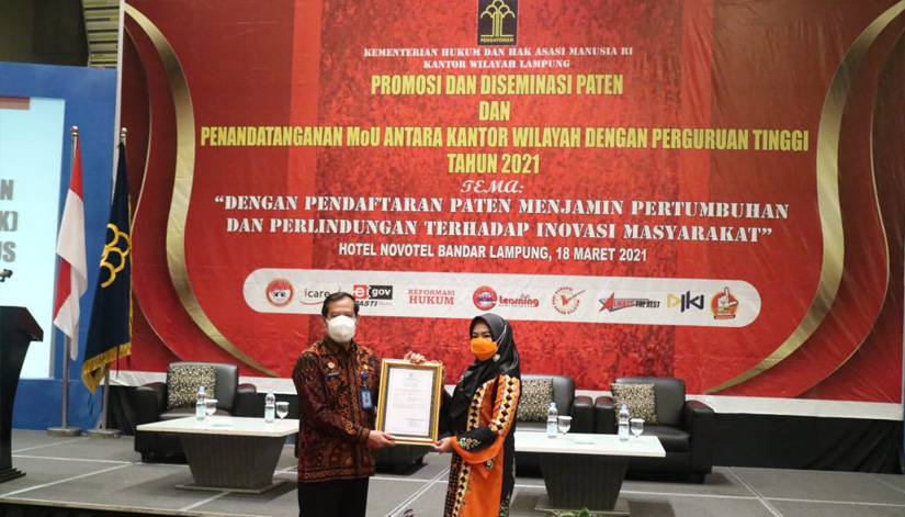 Bupati Tanggamus Terima 3 Surat Pencatatan Kekayaan Intelektual Komunal dari Kemenkum HAM RI
