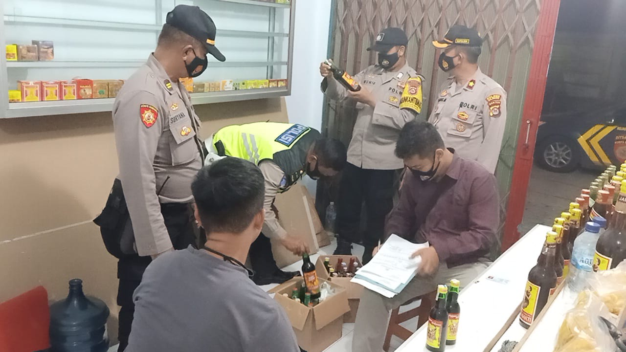 Gelar Razia Miras, Polsek Cilegon Amankan 182 Botol Miras di Dua Tempat