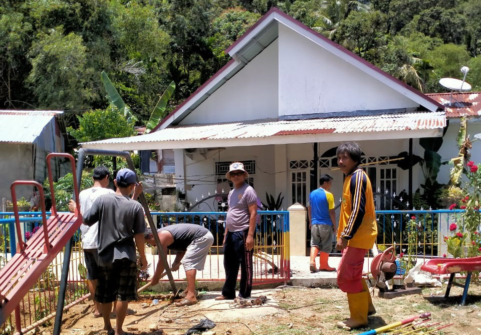 Babinkantibmas Aipda Oyong Liza Gotong Royong Bersama Warga Seberang Palinggam