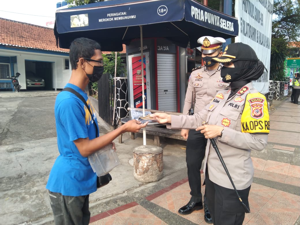 Kapolres Banjar Turun Langsung Bagikan Masker dan Imbau Protokol Kesehatan