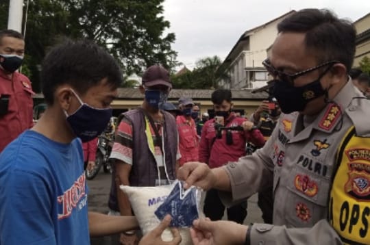 Polrestabes Bandung Bagikan Ribuan Masker, Guna Tekan Angka Covid-19 