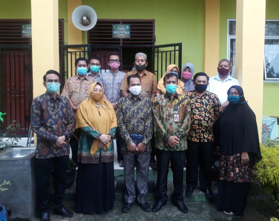 Kadisdik Bengkalis Edi Sakura Lakukan Supervisi atau Peninjauan Bersama Rombongan ke SD dan SMP di Duri