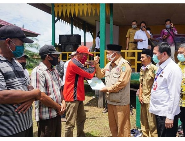PLT Kadis Nakertrans Kota Dumai Hadiri Penyerahan Sertifikat TORA Dilahan Transimigrasi Batu Teritip