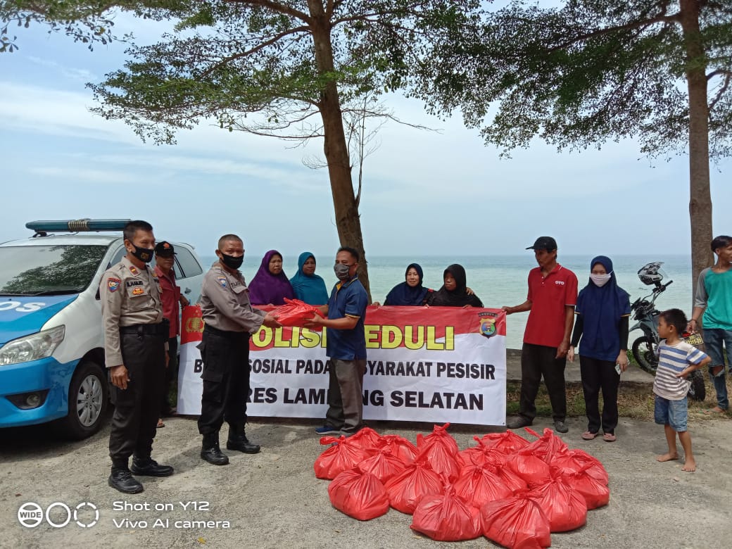 Bentuk Keperdulian Polres Lamsel Salurkan 100 Paket Sembako