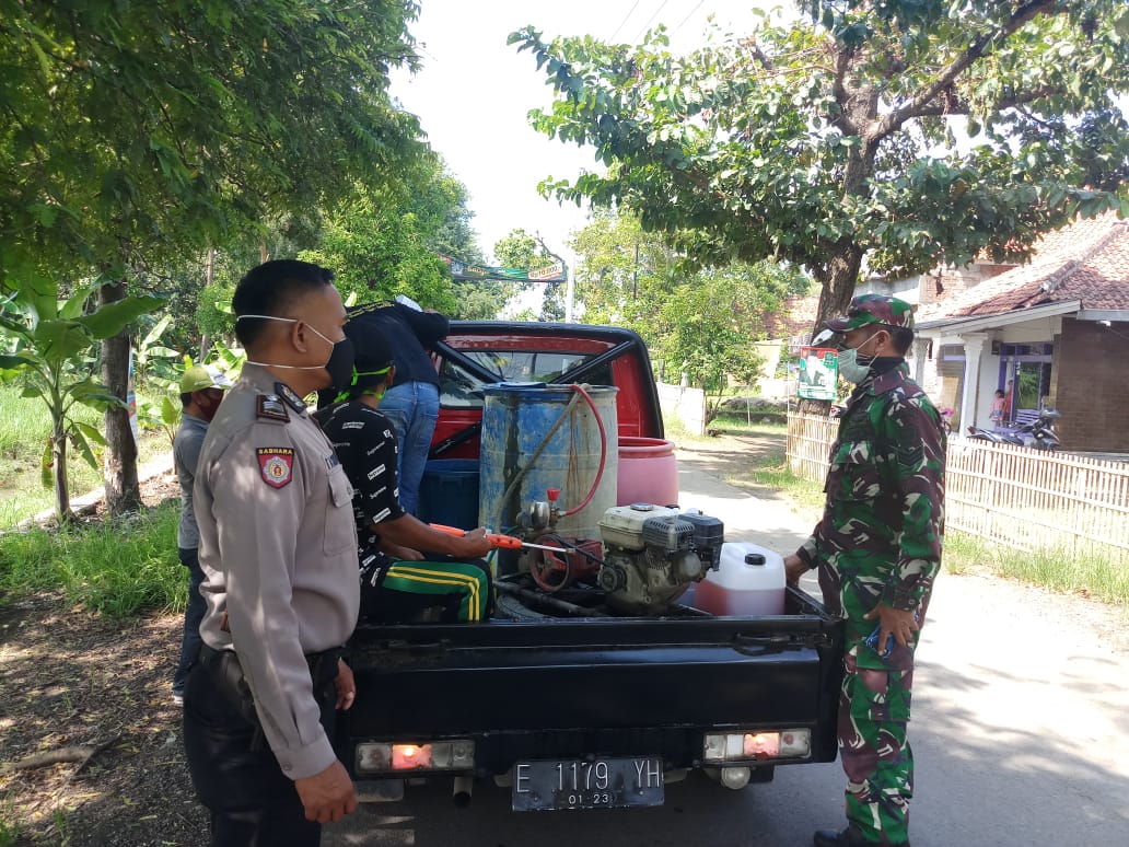 Cegah Covid 19, Polsek/Koramil Tukdana, Giat Melakukan Penyemprotan Disinfektan 