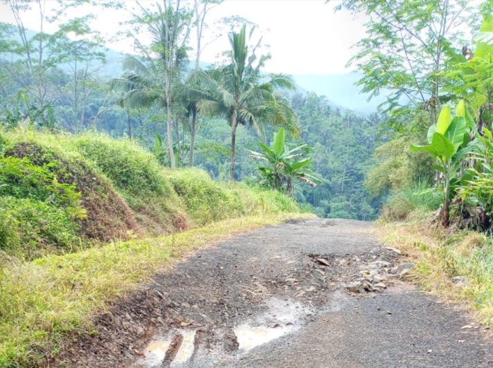 Jalan Penghubung Beberapa Desa Amblas