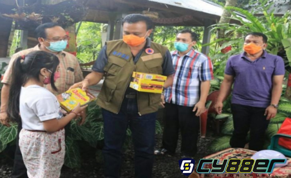 Sekda Indra Serahkan Bansos Sembako di Panti Asuhan Destawan, Singaraja