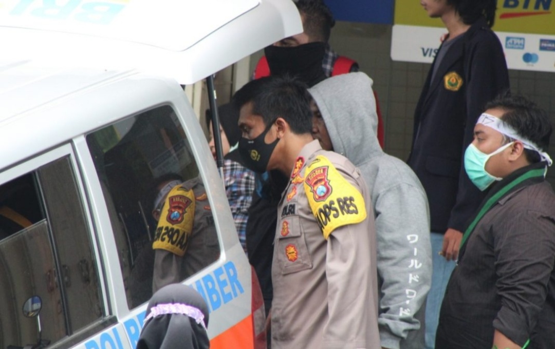 Dibalik Ketegasan Menumpas Kejahatan,Kapolres Jember Beserta Jajaran Berikan Pertolongan Peserta Demo Yang Pingsan