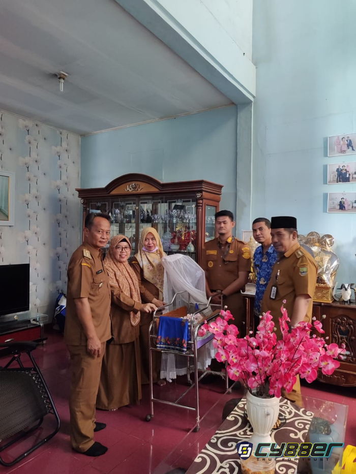 Camat dan Lurah Se-Kecamatan Grogol Jenguk Bayi yang Ditinggalkan di Link Cikebel