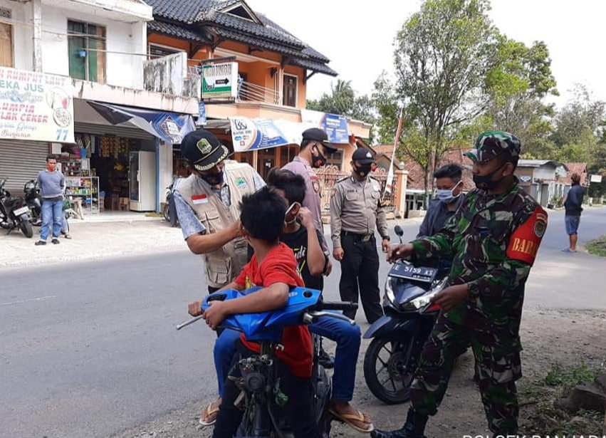 Cegah Covid-19, Forkompimcam Banjaran, Majalengka Sosialisasikan 3M dan Bagikan Masker Gratis