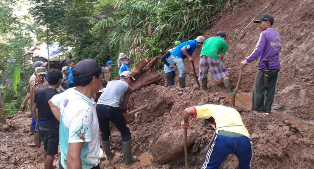 Jalan Menuju Kawasan Wisata Cidayeuh Tertutup Longsor