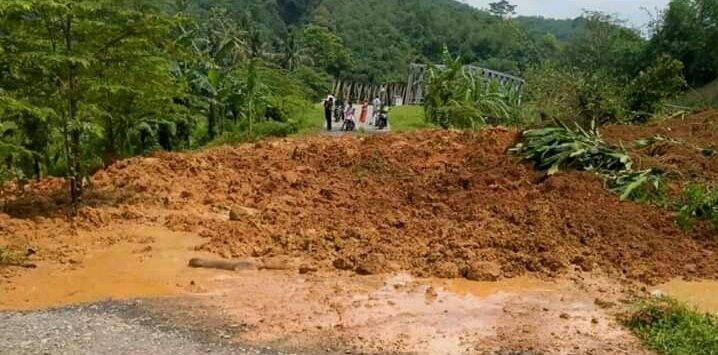 Longsor yang Menutupi Badan Jalan Utama Menuju Kecamatan Sukasari