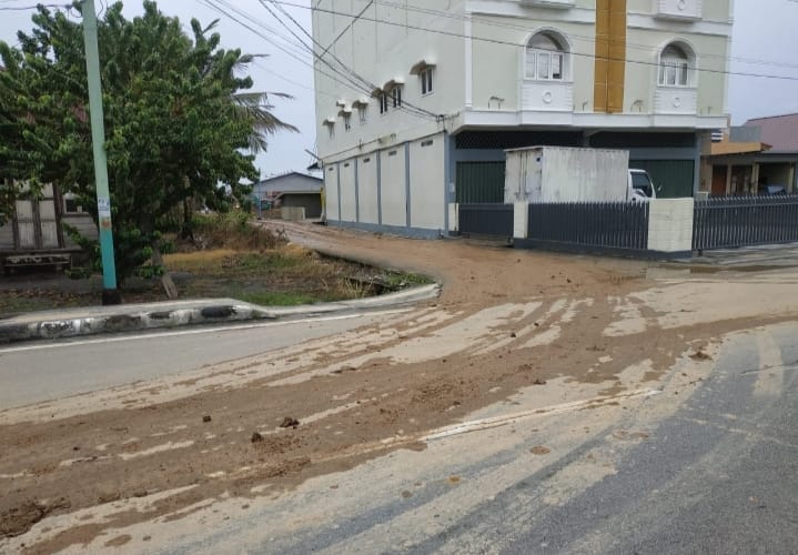 Material Tanah Berserakan di Jalan Raya, Jadi Sorotan Warga dan Minta Pemerintah Tegas