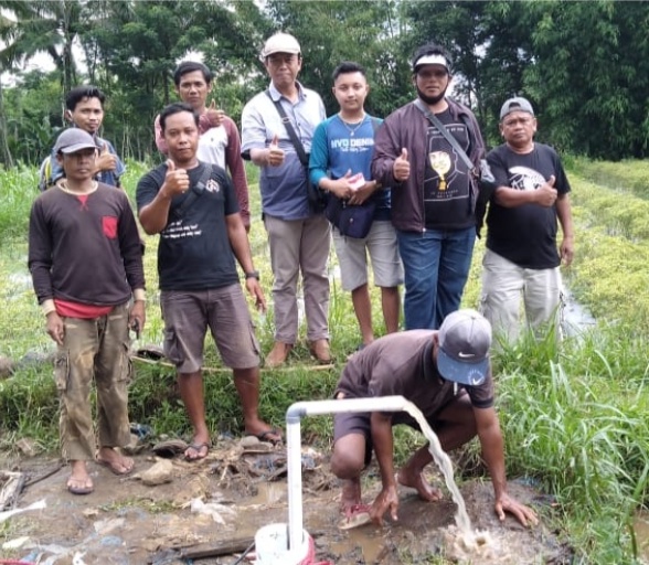 Beberapa Warga Dusun Pasnan Barat Desa Taman Grujugan Sangat Senang Karena Anggota DPRD Edi Sudiyanto Memberikan Fasilitas Air Bersih 
