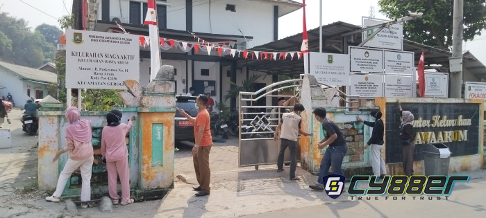 Jelang HUT Ke-81 RI, Kelurahan Rawaarum Gotong Royong Bersihkan Lingkungan dan Cat Pagar