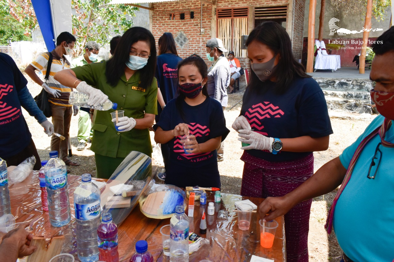 Badan Otorita Pariwisata Labuan Bajo-Flores (BOPLBF) Gelar Pelatihan "Kerajinan dan Home Decor Resin" di Kawasan Parawisata Flores
