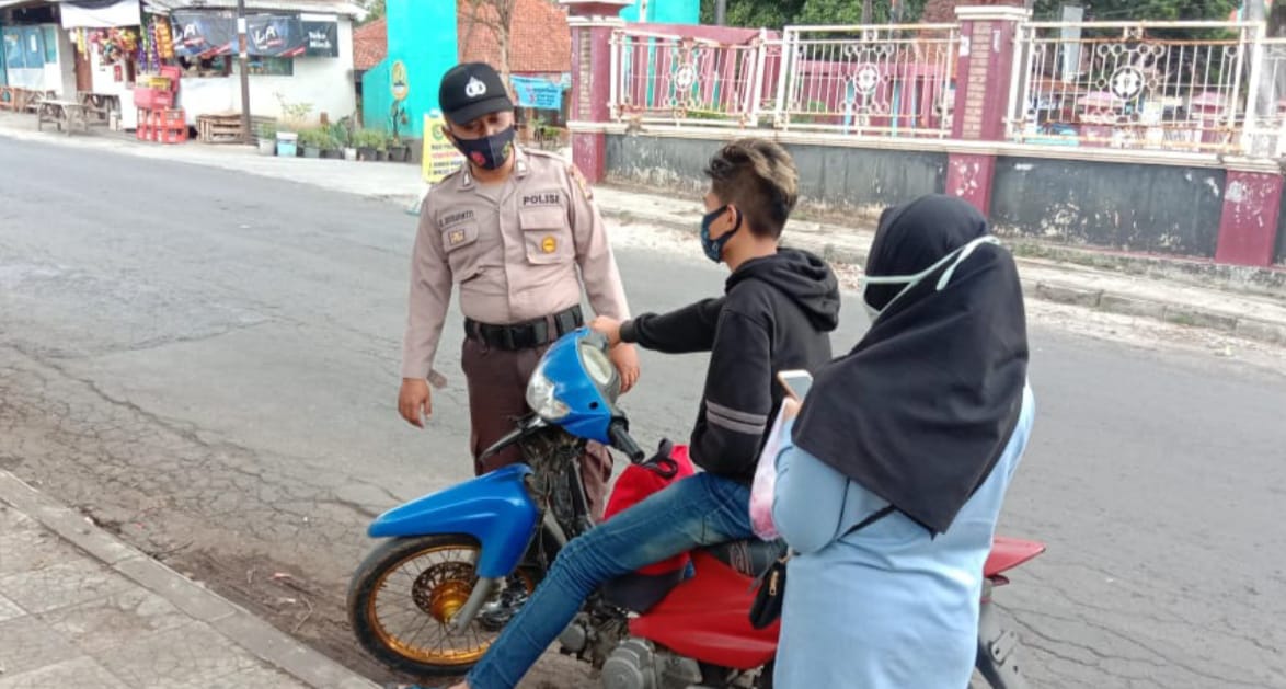 Disiplinkan Prokes, Polsek Cibatu Polres Garut Gelar Ops Yustisi di Alun-Alun
