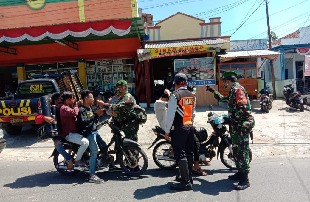 Gabungan Satu Peleton Anggota Kodim 0615, Polres Kuningan dan PemKab Kuningan Himbau Disiplin Masyarakat