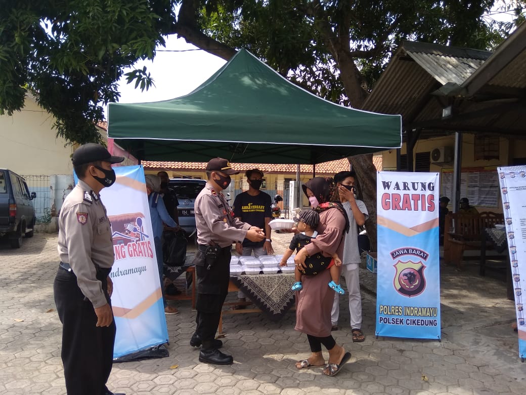 Polsek Cikedung Bagi Bagi Nasi Gratis