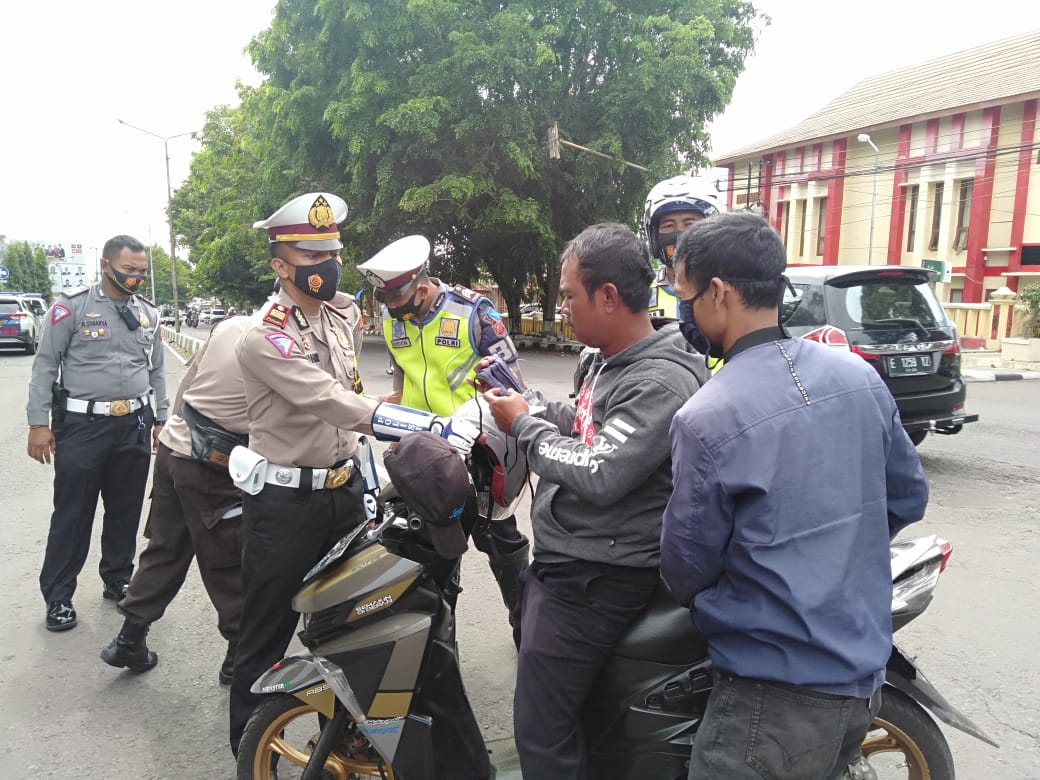 Cara Simpatik Operasi Zebra Lodaya 2020 Polres Kuningan Polda Jabar Dengan Bagikan Sembako dan Masker